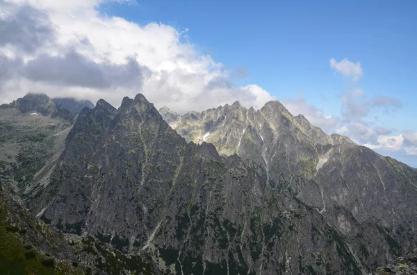 Vista Para Picos Rochosos Afiados Cobertos Nuvens Baixas Altas Montanhas — Fotografia de Stock