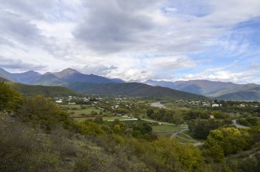 Tepenin yüksekliğinden Alazani vadisi ve Kafkas Dağları 'ndaki Gremi köyüne kadar panoramik manzara. Georgia