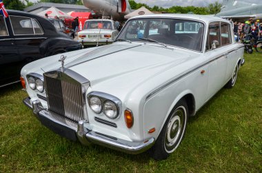 Rolls Royce Silver Shadow markanın ilk çerçevesiz arabasıdır. Erken tahliye sedanı (1965-1970) festivalde sunuldu