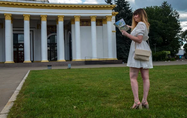 Portrait Corporel Complet Une Touriste Robe Blanche Avec Carte Papier — Photo