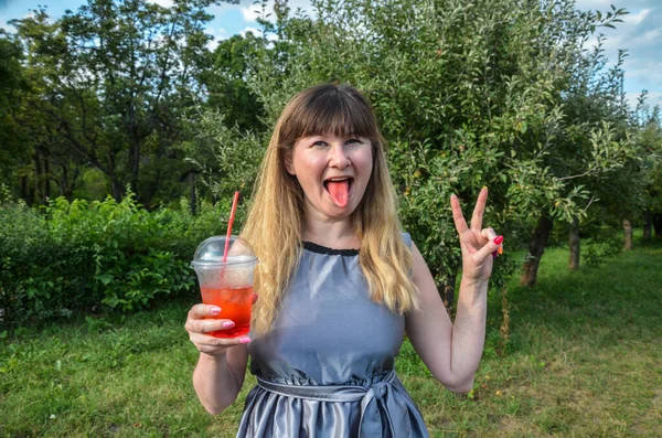 Beauty Joyful Girl Cold Fresh Lemonade Shows Red Tongue Vacation — Photo