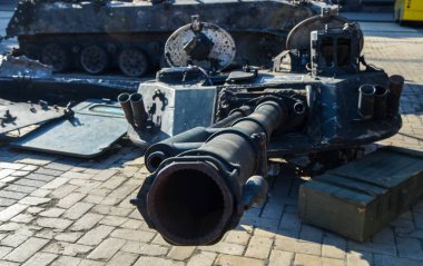 Rus işgalcilerin BMD-4M savaş aracının parçalanmış ve parçalanmış tareti.