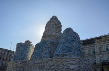 Prenses Olga 'nın Anıtı, Rusya' nın Ukrayna 'yı işgali sırasında meydana gelen hasardan korunan kum torbalarını kapladı.