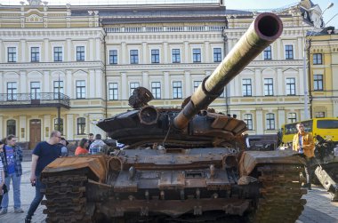 Yanan ve patlayan tank -72B, Kyiv 'deki imha edilmiş askeri araçların sergilendiği bir sergide Rus işgalcilere yapılan topçu saldırısı sonucu imha edildi. 
