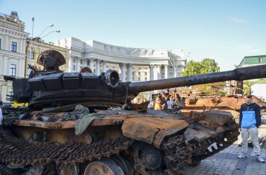 Yanan ve patlayan tank -72B, Kyiv 'deki imha edilmiş askeri araçların sergilendiği bir sergide Rus işgalcilere yapılan topçu saldırısı sonucu imha edildi. 