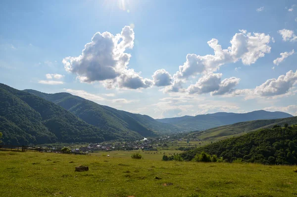 Beautiful Rural Landscape Carpathian Mountains Picturesque Village Kolochava Valley Sunny — 스톡 사진