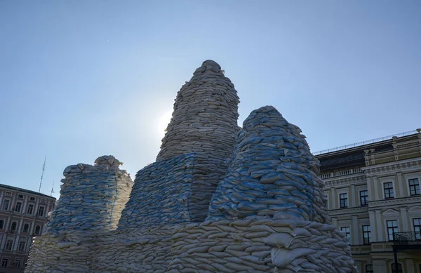 Prenses Olga 'nın Anıtı, Rusya' nın Ukrayna 'yı işgali sırasında meydana gelen hasardan korunan kum torbalarını kapladı.