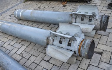 Rus işgalciler tarafından Ukrayna topraklarına atılan çoklu roket atarın füzesi.
