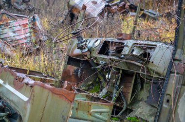 Hurdalıktaki eski paslı direksiyon simidi.
