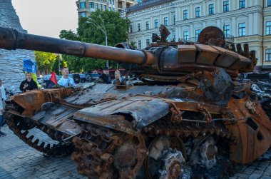Yanan ve patlayan tank -72B, Kyiv 'deki imha edilmiş askeri araçların sergilendiği bir sergide Rus işgalcilere yapılan topçu saldırısı sonucu imha edildi. 