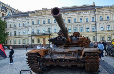 Yanan ve patlayan tank -72B, Kyiv 'deki imha edilmiş askeri araçların sergilendiği bir sergide Rus işgalcilere yapılan topçu saldırısı sonucu imha edildi. 
