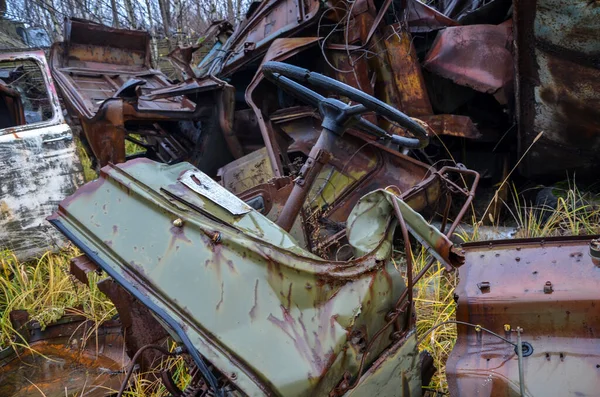 Broken Old Rusty Motor Car Steering Wheel Scrap Yard — ストック写真