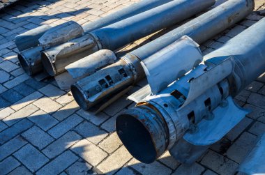 Rus işgalciler tarafından Ukrayna topraklarına atılan çoklu roket atarın füzesi.