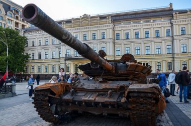 Yanan ve patlayan tank -72B, Kyiv 'deki imha edilmiş askeri araçların sergilendiği bir sergide Rus işgalcilere yapılan topçu saldırısı sonucu imha edildi. 