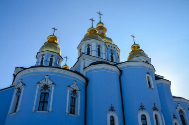 Aziz Michaels Altın Kubbeli Manastırı güneşli bir yaz gününde, Kyiv, Ukrayna