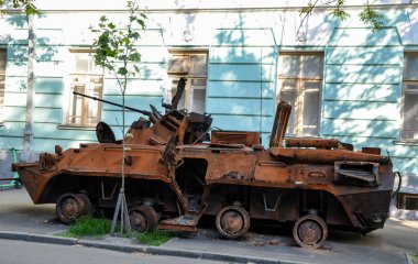Rus işgalcilerin zırhlı personel taşıyıcısı BTR-82A topçu saldırısı sonucu yok edildi.