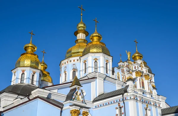 Shiny Golden Cupolas Michaels Golden Domed Monastery Blue Sky Background — Fotografia de Stock