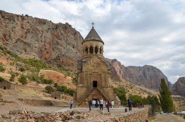 Noravank antik manastırı yakınlarında yürüyen insanlar Ermenistan dağlarında tuğla kırmızısı kayalıklar buldular. 