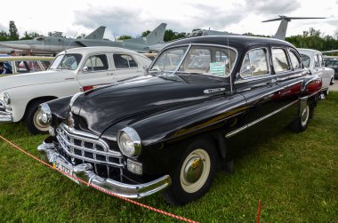 Siyah eski Sovyet arabası GAZ-12 ZIM 1956 'da Kyiv' deki eski ve nadir arabaların sergisinde üretildi.