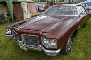 Amerikan klasik Oldsmobile Delta 88 model sedan araba. Klasik araba ve motosikletlerin yer aldığı nostalji festivali.