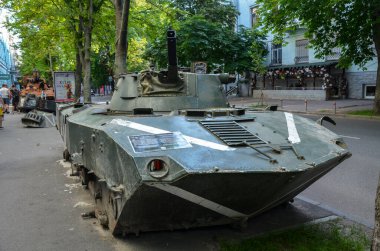 Rus BMD-2 savaş aracı Ukrayna Silahlı Kuvvetleri tarafından yok edildi Ukrayna Ulusal Askeri Tarihi Müzesi yakınlarındaki sergide sergilendi