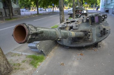 BMD-4M savaş aracının (Rus Federasyonu) tareti topçu ateşi sonucu tahrip edildi ve parçalandı