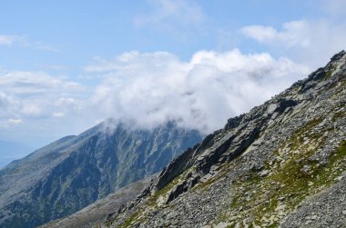 Slovakya 'daki Yüksek Tatra Dağları' nın dik kayalık yamaçlarıyla dağ manzarası