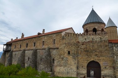 Gürcistan 'ın Kakheti bölgesinde yer alan Alaetti katedral ve manastır kompleksinin giriş kapısı ve savunma duvarı