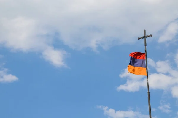Національний Прапор Вірменії Махає Синє Небо Хмарами Три Смуги Червоного — стокове фото