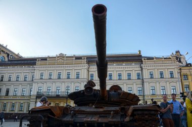 Yanan ve patlayan tank -72B, Kyiv 'deki imha edilmiş askeri araçların sergilendiği bir sergide Rus işgalcilere yapılan topçu saldırısı sonucu imha edildi. 