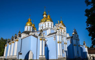 Aziz Michaels Altın Kubbeli Manastırı güneşli bir yaz gününde, Kyiv, Ukrayna