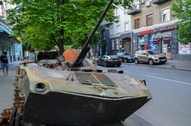 Kyiv bölgesinde Ukrayna ordusu tarafından tahrip edilen Rus işgalcilerin BMD-2 savaş aracı hasar gördü