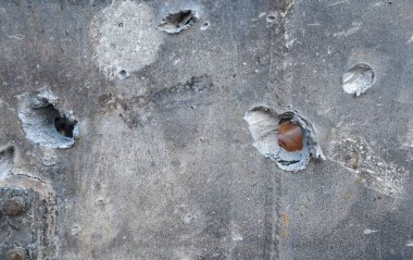 Hasarlı ve delikli gri zırhlı metalin dokusu