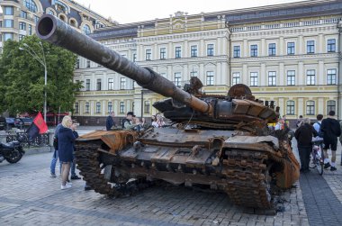 Yanan ve patlayan tank -72B, Kyiv 'deki imha edilmiş askeri araçların sergilendiği bir sergide Rus işgalcilere yapılan topçu saldırısı sonucu imha edildi. 