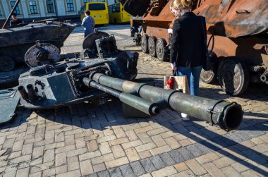 Rus işgalcilerin BMD-4M savaş aracının parçalanmış ve parçalanmış tareti.