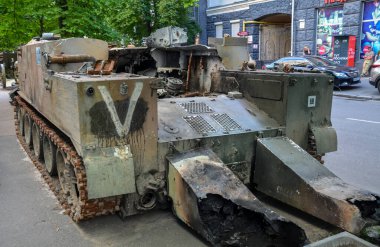 Yok edilen Rus BTR-MD amfibik zırhlı personel gemisi işgalciler gittikten sonra yandı.