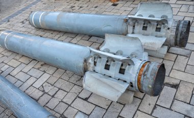 Rus işgalciler tarafından Ukrayna topraklarına atılan çoklu roket atarın füzesi.