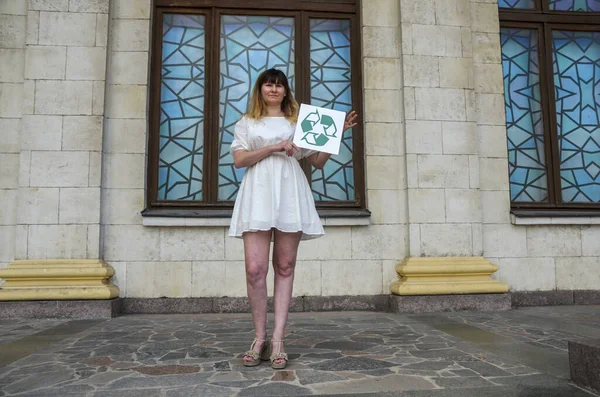 Femme Militante Écologiste Tenant Tableau Blanc Avec Logo Recyclage Recyclage — Photo