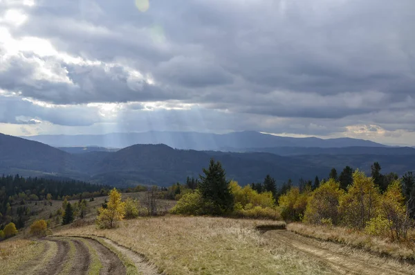 Malerische Herbstliche Berglandschaft Mit Bunten Wäldern Den Hängen Und Sonnigen — Stockfoto