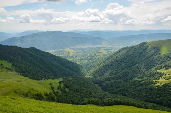 Summer Nature Landscape View Mountain Range Valley Covered Forest Village — Foto de Stock
