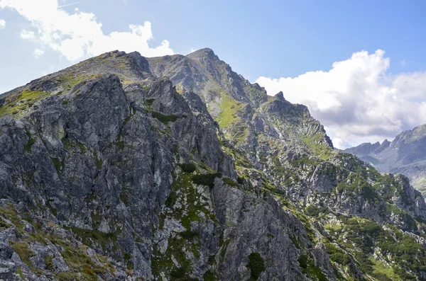 Slavkovsky tepesine doğru ilerleyen kayalık dağların resimli manzarası. Yüksek Tatras doğası Slovakya 'da 