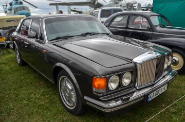 İngiliz lüks eski araba Bentley Turbo R İngiltere 'de retro araba fuarında üretildi