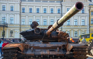 Yanan ve patlayan tank -72B, Kyiv 'deki imha edilmiş askeri araçların sergilendiği bir sergide Rus işgalcilere yapılan topçu saldırısı sonucu imha edildi. 