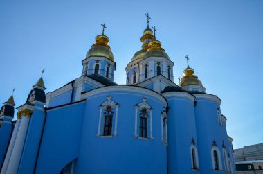 Aziz Michaels Altın Kubbeli Manastırı güneşli bir yaz gününde, Kyiv, Ukrayna