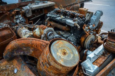 Çarpışmadan sonra Rus askeri aracında yanmış paslı motora yakın çekim