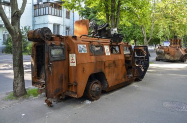 Ukrayna 'daki savaş sırasında Rus işgalcilerin zırhlı aracı Tigr-M' nin arka görüntüsü.
