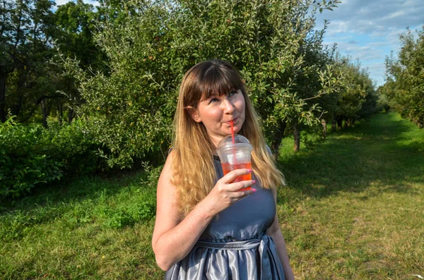 Une Jeune Femme Souriante Qui Boit Limonade Fraîche Avec Une — Photo