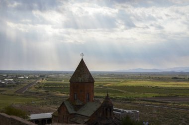 Khor Virap Manastırı ve Türkiye sınırına yakın Ararat Vadisi 'ndeki tepeden taş geçişi. Ermenistan