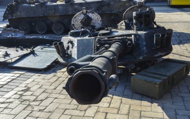 Rus işgalcilerin BMD-4M savaş aracının parçalanmış ve parçalanmış tareti.