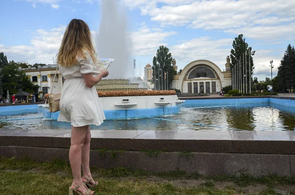 Back View Tourist Girl Standing Map Looking City Attraction Travel — Stockfoto